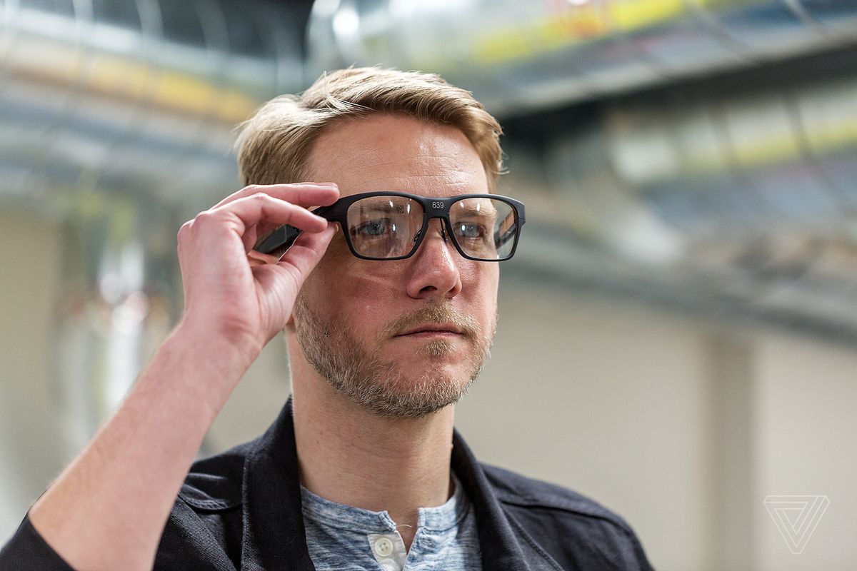 Intel stworzył inteligentne okulary, które wyglądają normalnie.