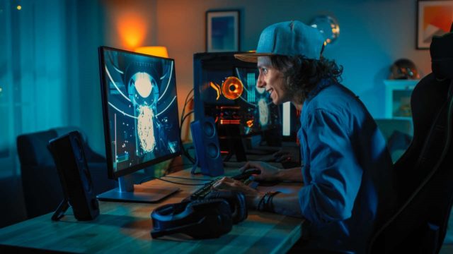 Nastolatek grający w fajną grę na PC